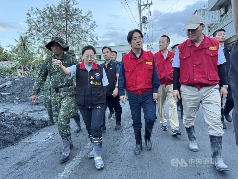 總統賴清德(前左3)5日南下花蓮縣光復鄉佛祖街關心勘災,中央前進協調所總協調官季連成(前右)、花蓮縣長徐榛蔚(前左2)等人陪同。中央社記者張祈攝 114年10月5日