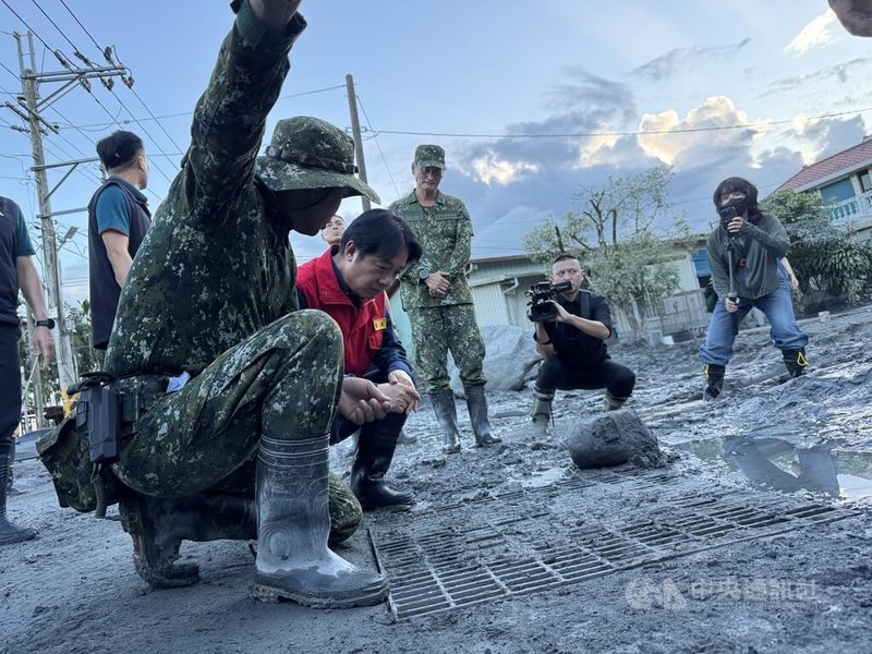 花蓮馬太鞍溪堰塞湖溢流釀災,光復地區遭重創,迄今仍持續進行災後復原工作,大量土泥有待清運。總統賴清德(前左2)5日再度前往當地關心災後復原進度。中央社記者張祈攝 114年10月5日