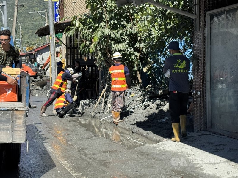 花蓮馬太鞍溪堰塞湖洪災後第13天,光復鄉災區復原工作5日持續不歇,重點強化市區街道側溝清淤,各路「清溝超人」及公部門機具加緊趕工。中央社記者張祈攝 114年10月5日