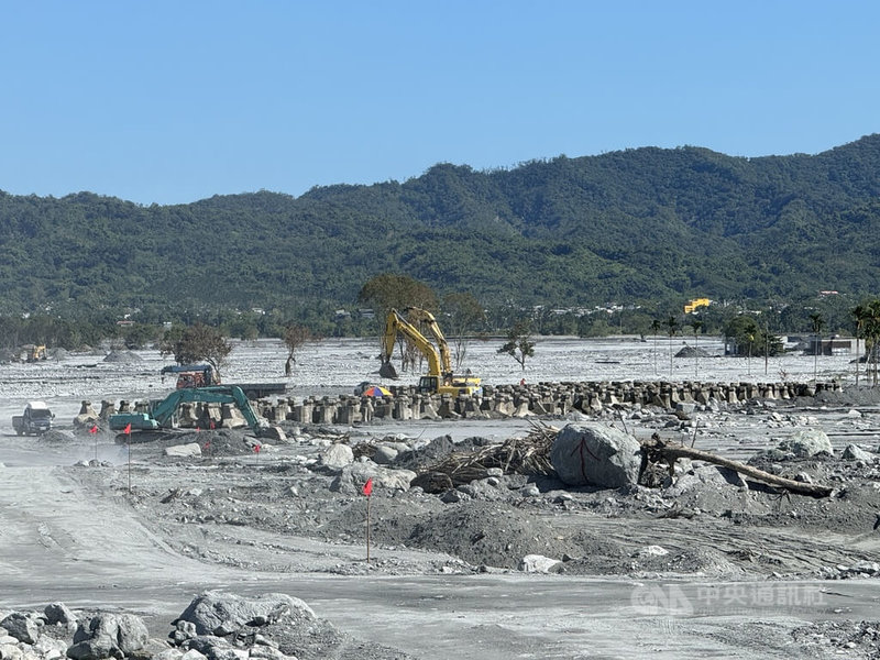 花蓮馬太鞍溪下游堤防遭大水沖毀,水利署於災後投入大量機具全日趕工清淤,完成臨時堤防構築;水利署5日指出,目標是2026年4月復建原來土堤,2027年年底建構超級堤防。中央社記者張祈攝 114年10月5日