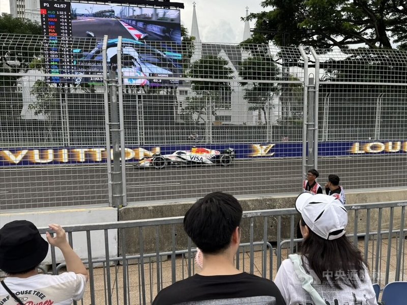 F1新加坡大獎賽3日至5日登場，獨特賽道設計融合了高速直線與高難度彎道，考驗車手在強烈G力下全神貫注。圖為3日練習賽畫面。中央社記者吳昇鴻新加坡攝 114年10月5日