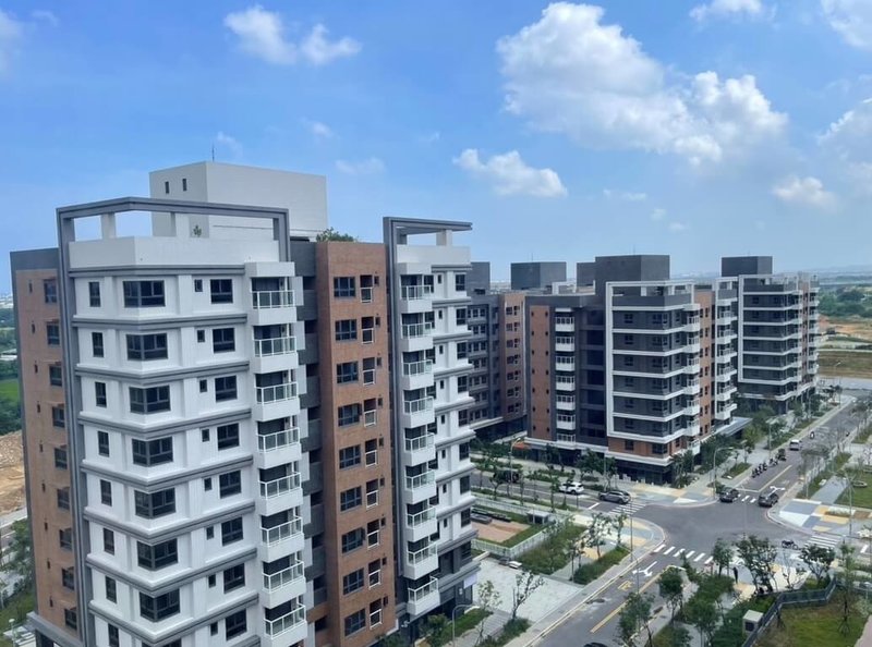 桃園市政府住宅發展處表示，桃園航空城安置住宅交屋進度持續推進中，以明年1月全面交屋為目標，民眾入住社區在管理委員會成立前，市府已安排物業管理單位進駐，確保建築物設備正常運作。（桃園市政府住宅發展處提供）中央社記者吳睿騏桃園傳真　114年10月5日