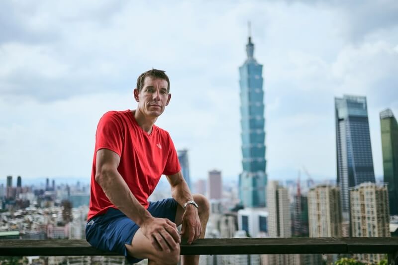 美國自由攀岩傳奇猛將Alex Honnold宣布，將於明年以自由攀登方式，挑戰高達508公尺的摩天大樓台北101。（圖取自instagram.com/netflixtw）