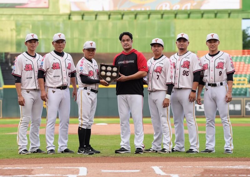 退役球星林智勝（中）5日他隨味全龍隊重返職棒生涯起點澄清湖球場，主場台鋼雄鷹隊精心準備7顆紀念球，並由過去曾經同隊的教練洪一中（左3）、蔡昱詳（左2）、隊友郭永維（右3）、王躍霖（右2）、王柏融（右）、杜家明（左）一同代表贈予林智勝。（台鋼雄鷹提供）中央社記者謝靜雯傳真　114年10月5日