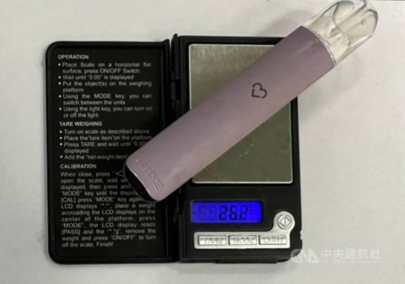 北市警方5日清晨查獲陳男酒駕昏睡馬路上，並於車內查獲毒品電子煙，依法送辦。（翻攝照片）中央社記者黃麗芸傳真 114年10月5日