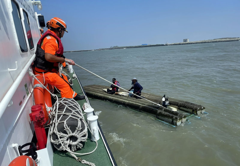 海巡署第5巡防區5日下午獲報指布袋商港北堤外海域0.2浬處有膠筏翻覆，巡防艇隨即趕抵現場救起2名落海漁民，但2人指出尚有1名漁民落海失聯，海巡等單位持續搜救至入夜，仍未發現失聯者。（海巡署第十三海巡隊提供）中央社記者黃國芳傳真　114年10月5日