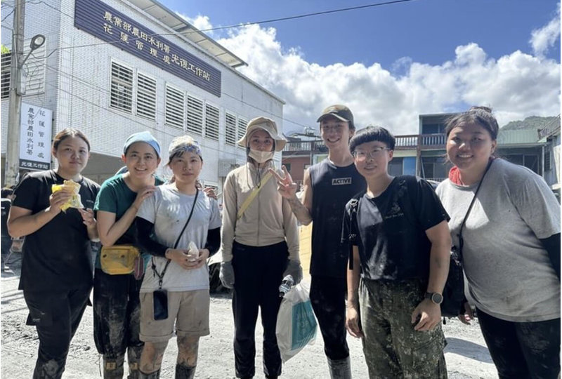 陸軍飛彈光電基地勤務廠官兵在休假期間，自發性組團前往花蓮光復地區擔任「鏟子超人」，盼恢復災民生活。（陸軍提供）中央社記者游凱翔傳真  114年10月5日