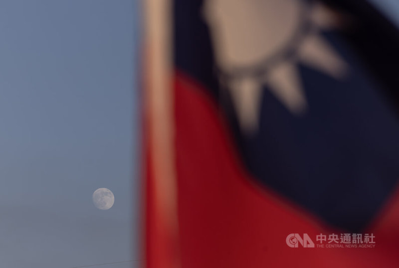 中秋節前夕，中央氣象署5日表示，6日中秋夜各地撥雲見月機率高，可望共賞一輪明月高掛天際。圖為5日黃黃昏時刻，月娘也逐漸升起。中央社記者趙世勳攝　114年10月5日