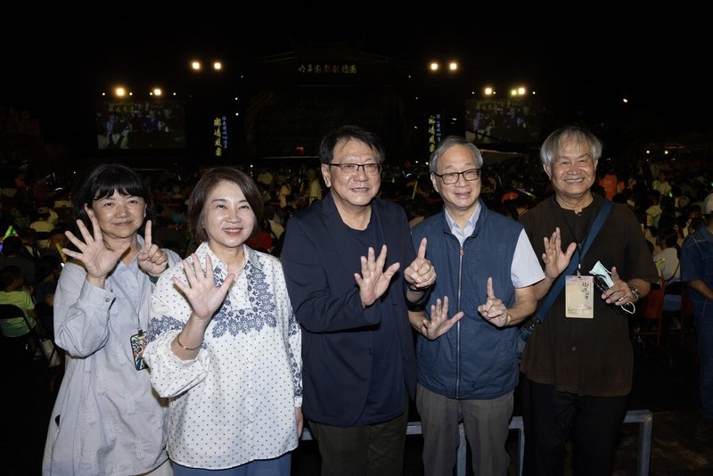 屏東縣政府4日晚間攜手明華園戲劇總團推出恆春建城150週年史詩大戲「瑯嶠風雲」，屏東縣長周春米（左2）、總統府秘書長潘孟安（左3）與文化部長李遠（右2）等一同觀賞。（文化部提供）  中央社記者趙靜瑜傳真  114年10月5日