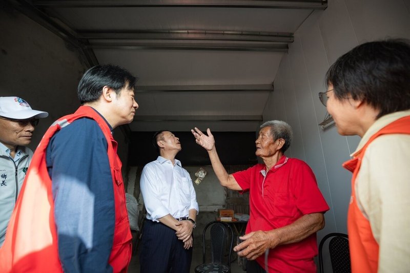 總統賴清德（左）5日一連安排嘉義、台南、花蓮行程，關切災後復原。圖為總統關切嘉義災民房屋修復狀況。（總統府提供）中央社記者葉素萍傳真 114年10月5日