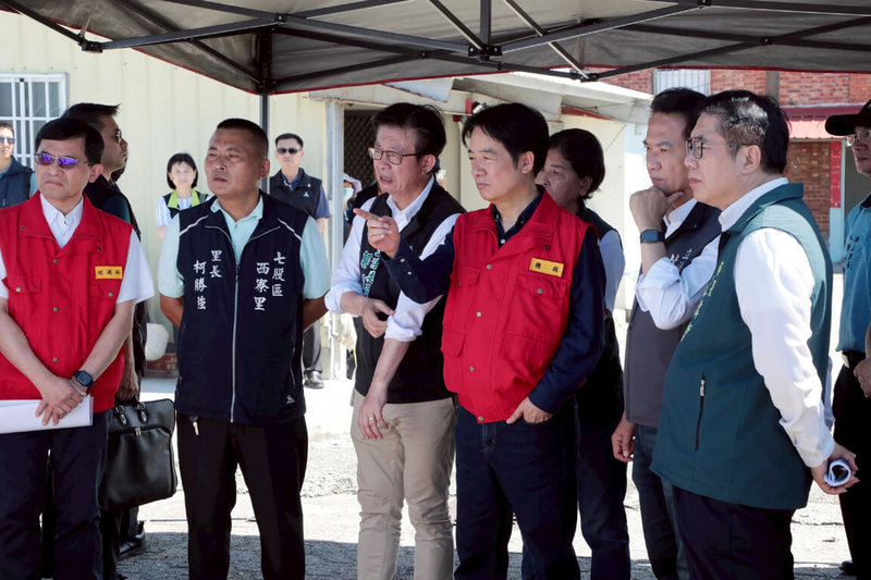 總統賴清德（前左4）與台南市長黃偉哲（前右1）等人5日前往台南市七股區西寮社區視察護岸復建工程，關心防洪設施改善進度。（台南市政府提供）中央社記者楊思瑞台南傳真  114年10月5日