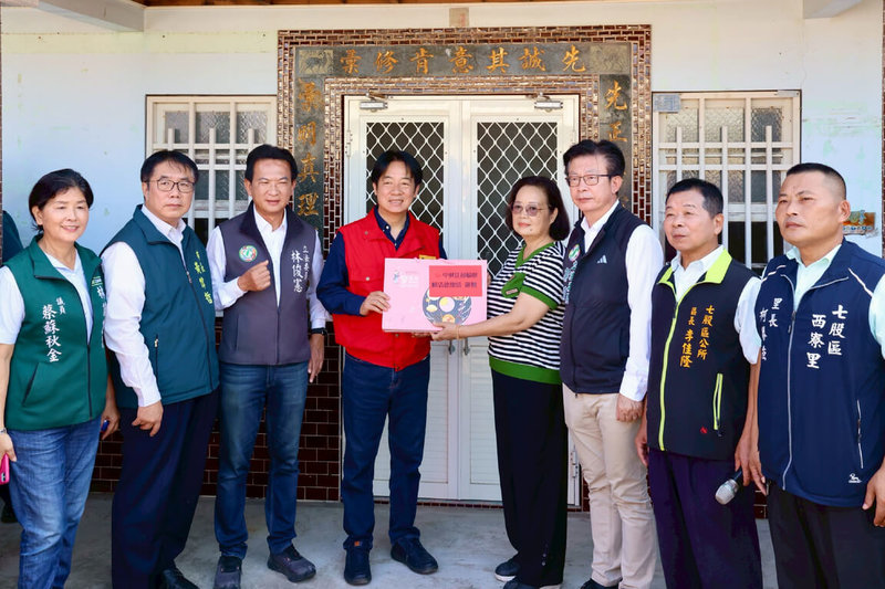 總統賴清德(左4)5日前往台南市七股區西寮里關心丹娜絲風災後重建,並致贈中秋慰問禮盒給地方居民,表達關懷與祝福。(台南市政府提供)中央社記者楊思瑞台南傳真 114年10月5日