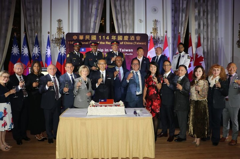 駐多倫多台北經濟文化辦事處3日舉辦中華民國114年國慶酒會，與會貴賓與駐多倫多辦事處處長梁毅鵬（左7）一同舉杯祝賀。（駐多倫多辦事處提供）中央社記者胡玉立多倫多傳真 114年10月5日