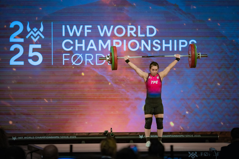 在挪威舉行的舉重世界錦標賽，台灣女神郭婞淳5日在女子58公斤級，獲得挺舉、總和2面銅牌。（鄭富元提供）中央社記者黎建忠傳真　114年10月5日