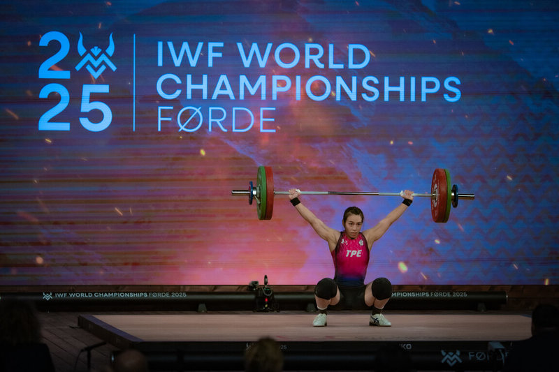 在挪威舉行的舉重世界錦標賽，台灣女神郭婞淳5日在女子58公斤級，獲得挺舉、總和2面銅牌。（鄭富元提供）中央社記者黎建忠傳真　114年10月5日