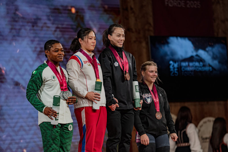 在挪威舉行的舉重世界錦標賽，台灣女神郭婞淳（右2）5日在女子58公斤級，獲頒挺舉、總和2面銅牌，在台上開心領獎。（鄭富元提供）中央社記者黎建忠傳真　114年10月5日