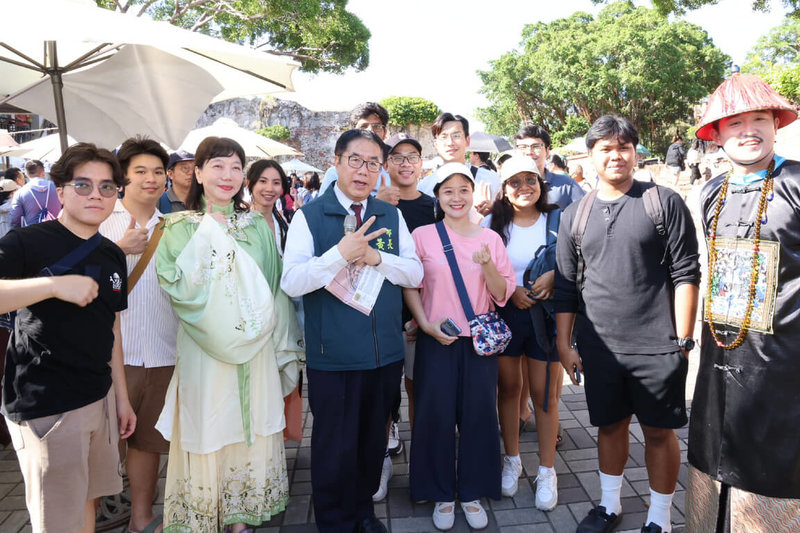 台南市政府在中秋連假期間，於安平古堡舉辦沉浸式市集展演「熱蘭遮市集」，台南市長黃偉哲（前左3）5日也到場與遊客互動。（台南市政府提供）中央社記者楊思瑞台南傳真　114年10月5日