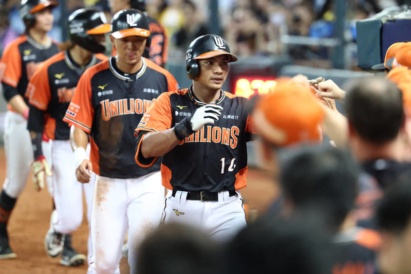 中華職棒統一7-ELEVEn獅隊邱智呈（前中）5日繳出單場3安4打點，中職生涯首支滿貫全壘打出爐，助隊以7比1擊敗中信兄弟隊。（統一獅隊提供）中央社記者謝靜雯傳真 114年10月5日