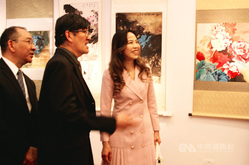 巴西華人美術協會書畫聯展4日開幕,駐聖保羅辦事處處長朱怡靜(右)、協會會長卞啟祥(中)、僑教中心主任尤正才(左)駐足交流,展現對藝術的高度關注與支持。中央社記者唐雅陵聖保羅攝 114年10月5日