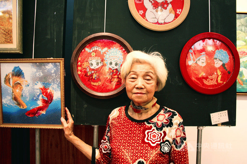 巴西華人美術協會書畫聯展4日舉行開幕式,85歲「巴西僑界之寶」林呂千惠老師展示鑽石畫作品,細膩工藝令人讚嘆。中央社記者唐雅陵聖保羅攝 114年10月5日