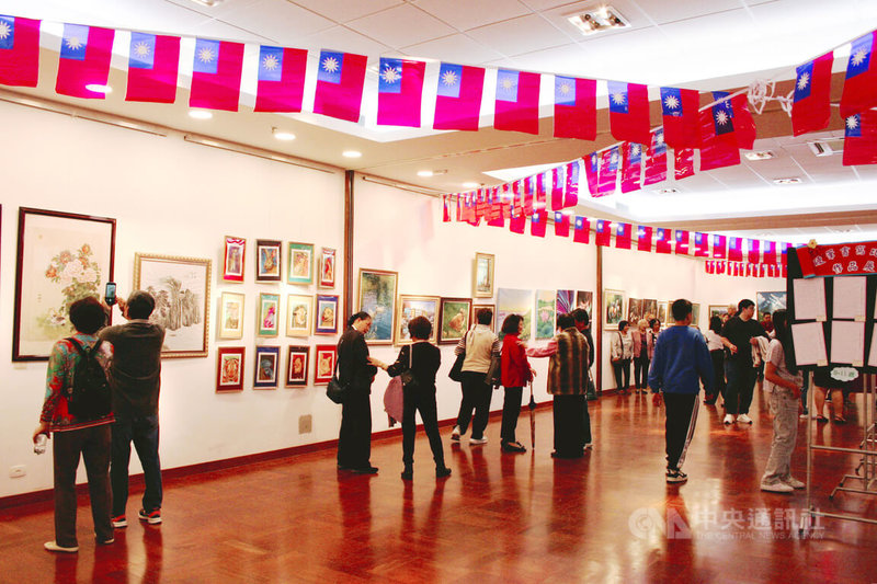 巴西華人美術協會書畫聯展4日舉行開幕式,展區陳列多元藝術作品,包括油畫、國畫、書法、陶瓷、鑽石畫、數位攝影版畫等,展現華人藝術家的創意與匠心。中央社記者唐雅陵聖保羅攝 114年10月5日