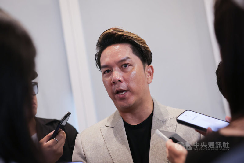 亞洲棒球總會會長特助周思齊（中）5日在台北出席活動時受訪，呼籲球員要特別留意新型態賭博方式，身為職業球員要有自覺，要珍惜並重視自己的職業。中央社記者裴禛攝　114年10月5日