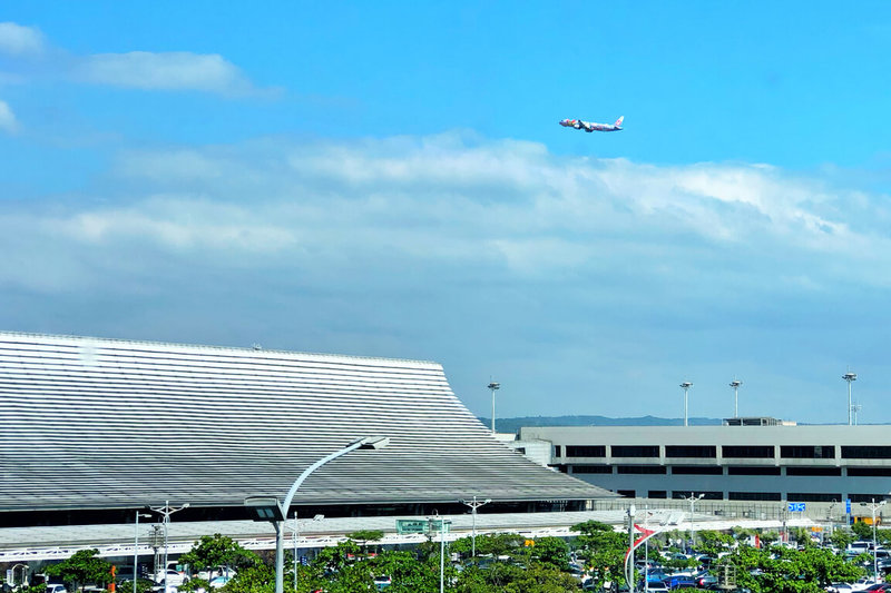 桃園國際機場公司5日表示，桃機為強化無人機偵防能力，2023年間委請國家中山科學研究院建置偵防系統；至2025年7月，經偵防系統偵獲、依法查處的違規無人機活動共28件，有效提升飛航安全與降低機場營運受影響程度。圖為班機飛越桃園機場上空。中央社記者吳睿騏桃園機場攝　114年10月5日