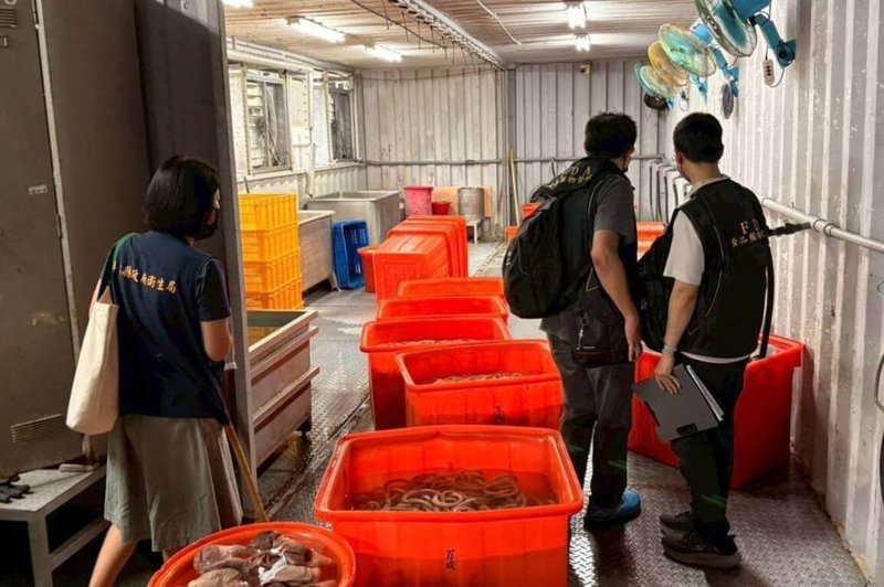 屏東縣百威食品公司近4000公斤黑心豬腸流入4縣市，衛生局依食安法規定命業者暫停作業及停止販售，並配合檢調偵辦，並提醒民眾避免選購「過白、過亮、來路不明」食品。（民眾提供）中央社記者黃郁菁傳真　114年10月5日