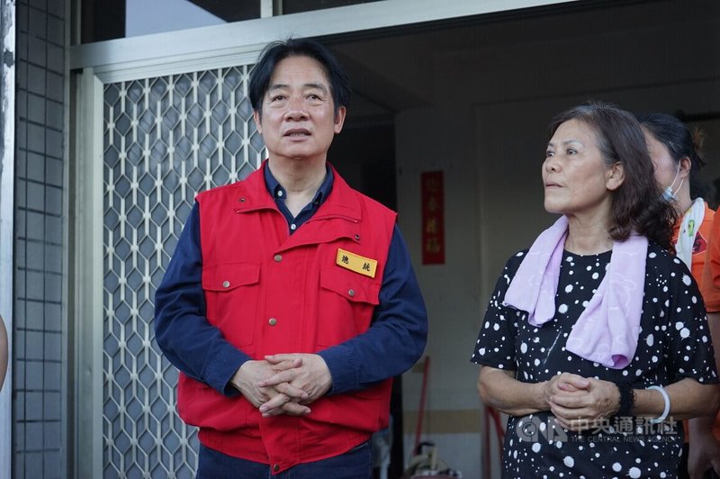 花蓮馬太鞍溪堰塞湖溢流釀災,總統賴清德(左)5日再度前往光復鄉視察災後重建進度,並當場宣布中央加碼受災戶每戶新台幣20萬元的房屋修繕重建費用。中央社記者張祈攝 114年10月5日