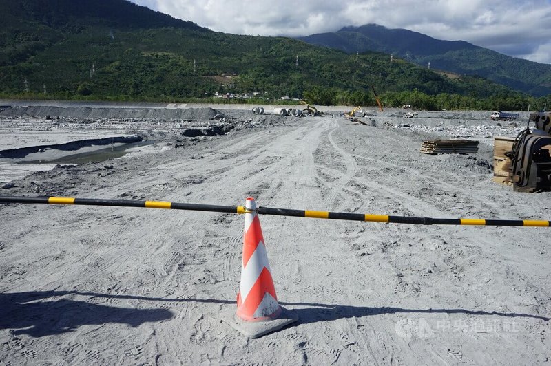 馬太鞍溪下游堤防橋梁遭大水沖毀,交通部預計15日前先完成河床涵管便道,公路局5日表示,涵管便道分為南下及北上線,總長870公尺,目前已完成495公尺,進度超前。中央社記者張祈攝 114年10月5日