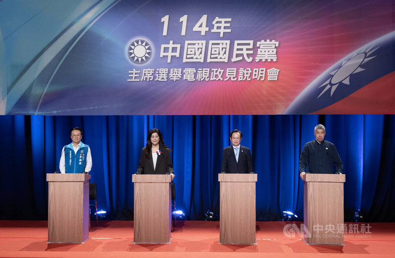 國民黨114年黨主席選舉電視政見說明會5日下午於TBVS電視大樓舉行，國民黨主席候選人卓伯源（左起）、鄭麗文、蔡志弘與張亞中等人就位進行準備。中央社記者趙世勳攝 114年10月5日