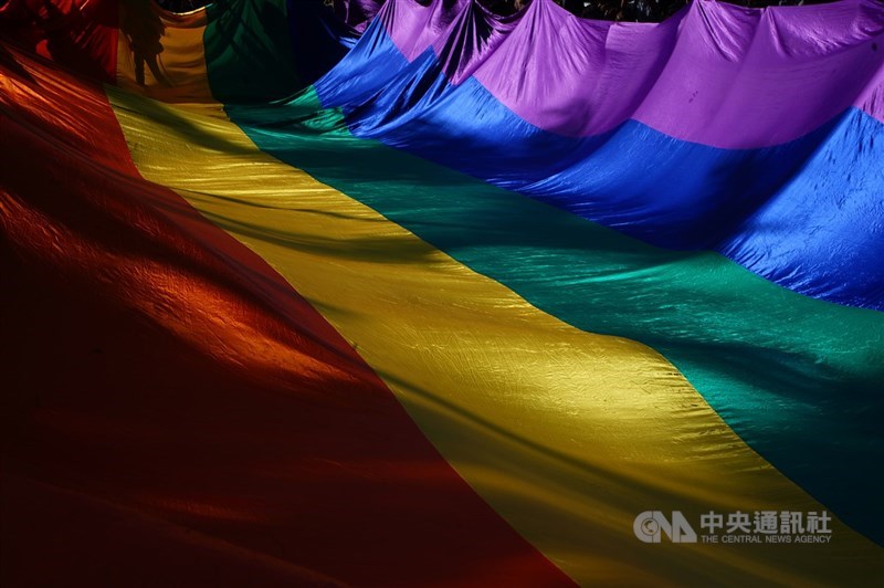 台灣113年公布亞洲首部官方擬定性多樣（LGBT+）醫療照護參考指引，滿週年前夕卻有同志欲子宮頸癌篩檢，遭醫學中心拒絕，嘆友善醫院遙遙無期，讓彩虹高掛的10月蒙上陰影。（中央社檔案照片）