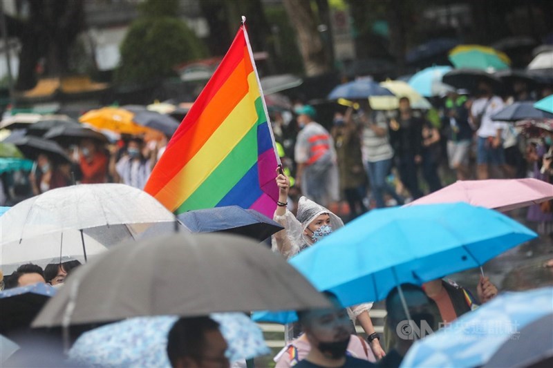 女同志對感染HPV罹癌認知不足、醫療端拒絕女同志抹片檢查頻傳，醫界提醒，台灣已是性別友善國家，官方應提升性多樣LGBT+族群的癌篩認知。圖為2022台灣同志遊行。（中央社檔案照片）