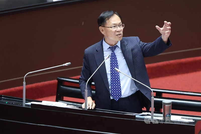 圖為民眾黨立委張啓楷質詢時關切軍公教加薪。(中央社檔案照片)