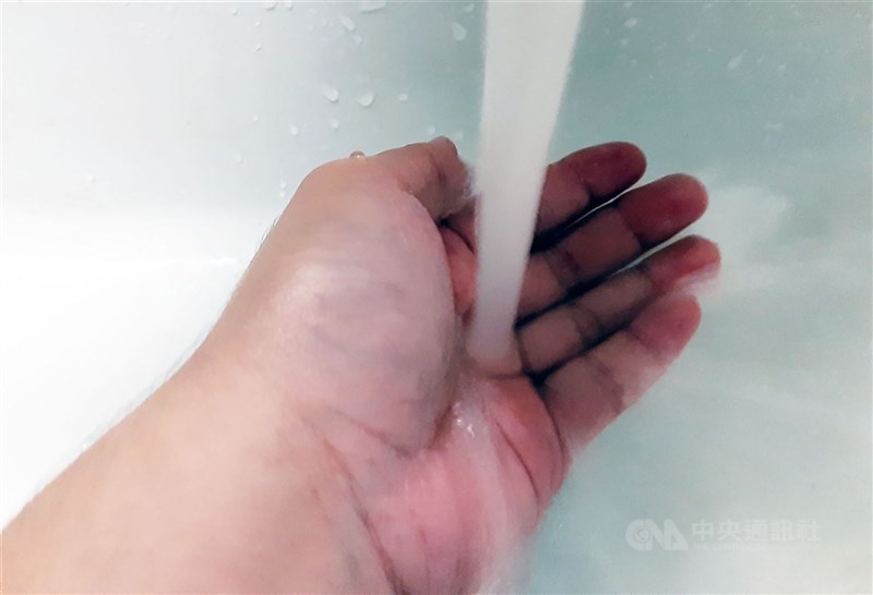 洗傷口未必只能生理食鹽水，近期研究證實，可使用自來水清潔傷口，感染風險與生理食鹽水無異。（中央社檔案照片）