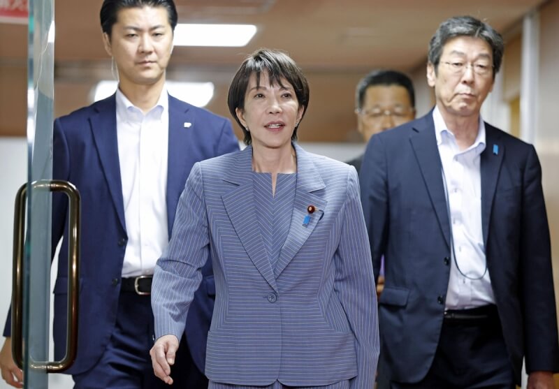 日本自民黨新任總裁高市早苗（前）開始人事布局工作，5日傍晚與自民黨最高顧問麻生太郎會談。（共同社）