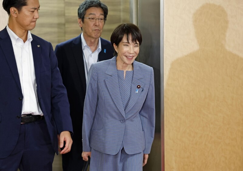 日本自民黨新任總裁高市早苗（右）5日傍晚進入自民黨總部，開始人事布局工作。（共同社）