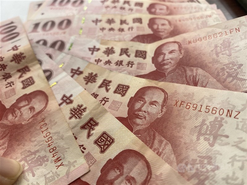 金管會統計，截至8月底，本國銀行對6大核心戰略產業放款餘額達新台幣8兆3808億元，較2024年底增加6.1%。 (中央社檔案照片)