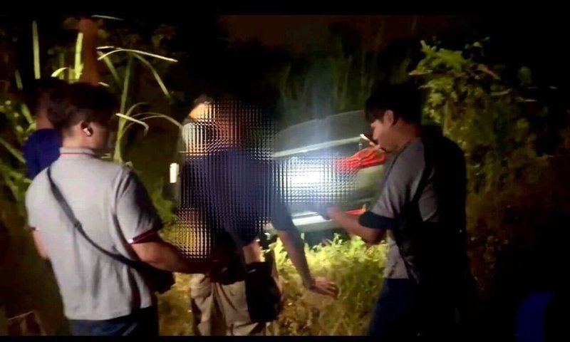 周姓男子(中)3日在雲林縣虎尾偷走一輛未熄火BMW轎車,車內休息女乘客則被帶走,隨後在高鐵站被放下車;警4日於嘉義縣逮捕周男並尋獲失竊轎車。(警方提供)中央社記者黃國芳傳真 114年10月5日