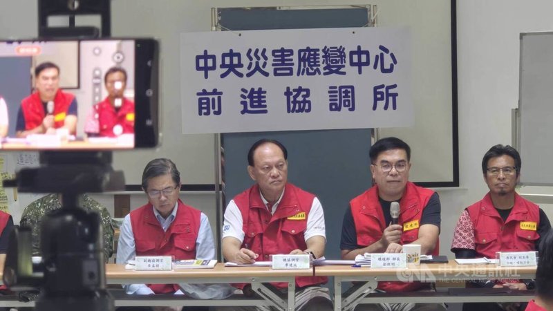 花蓮馬太鞍溪堰塞湖釀災,光復地區災情慘重。中央災害應變中心前進協調所總協調官季連成(左2)表示,光復商工、光復國中、大進國小與光復國小預定7日復課。此外,鄉內主要道路清淤5日預估可達98%。中央社記者沈如峰花蓮縣攝 114年10月5日