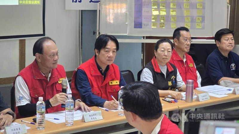 總統賴清德(後左2)5日再度前往花蓮勘災並聽取相關報告,花蓮縣長徐榛蔚(後左3)簡報時數度重申,光復鄉附近約有600公頃農田被土泥掩埋,盼中央一定要協助清除。中央社記者沈如峰花蓮縣攝 114年10月5日