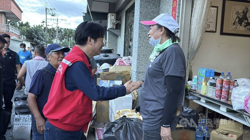 總統賴清德(前左)5日現身花蓮縣光復鄉佛祖街一帶關心當地災後復原情形,與民眾握手致意、為他們打氣,展現親和力。中央社記者張祈攝 114年10月5日