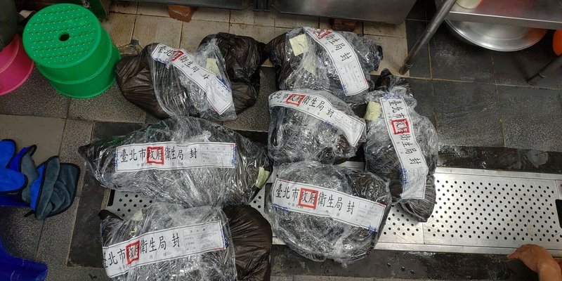 屏東縣百威食品公司近4000公斤黑心豬腸流竄4縣市引關注，台北市衛生局5日表示，3日接獲屏東縣府通報後立即啟動調查，迄今已下架並封存約145公斤。（台北市衛生局提供）中央社記者楊淑閔傳真　114年10月5日