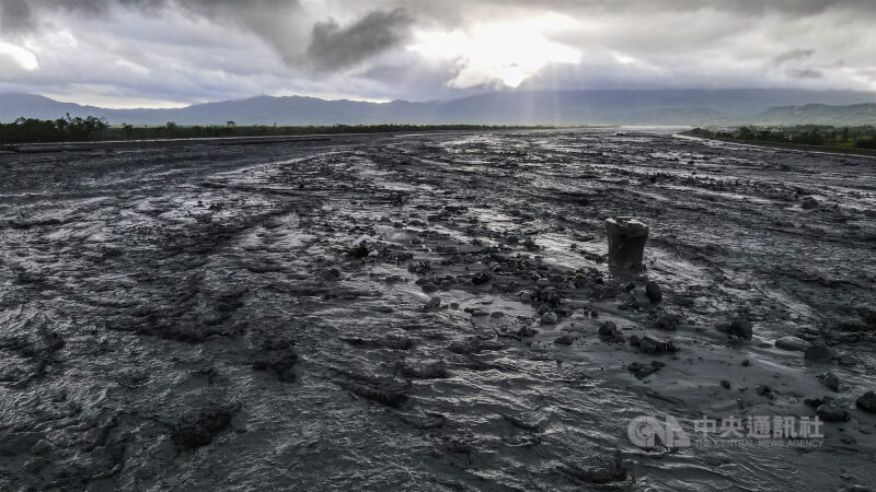 花蓮馬太鞍溪堰塞湖溢流，馬太鞍溪橋不敵大水重擊遭沖斷，圖為9月24日馬太鞍溪橋橋墩佇立在泥水中。（中央社檔案照片）