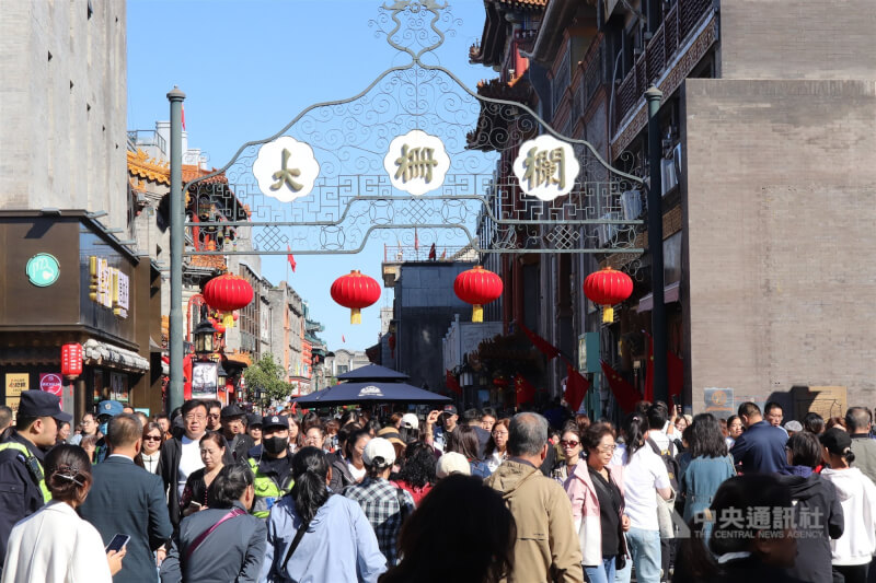 圖為北京前門大柵欄街頭人潮。（中央社檔案照片）