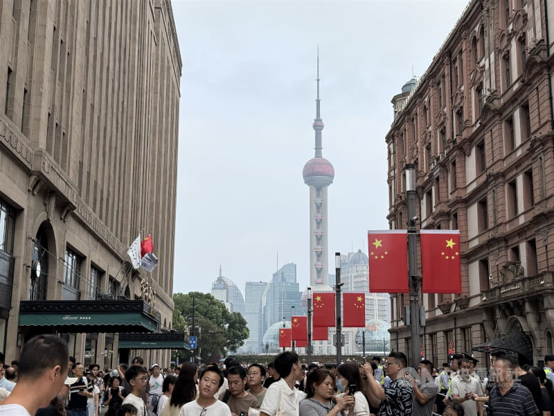 中國「十一」長假，1日上海熱門景點南京路步行街至外灘人潮洶湧。（中央社檔案照片）