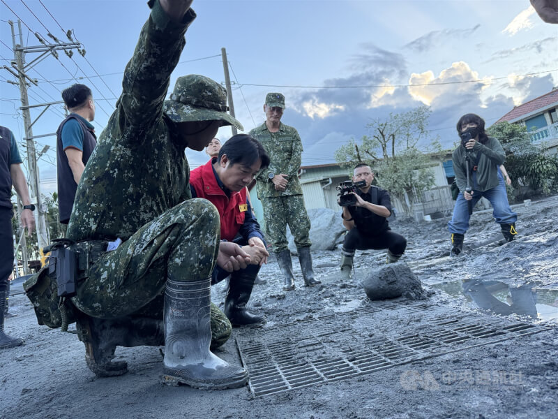 花蓮馬太鞍溪堰塞湖溢流釀災，光復地區遭重創，迄今仍持續進行災後復原工作，大量土泥有待清運。總統賴清德（前左2）5日再度前往當地關心災後復原進度。中央社記者張祈攝　114年10月5日