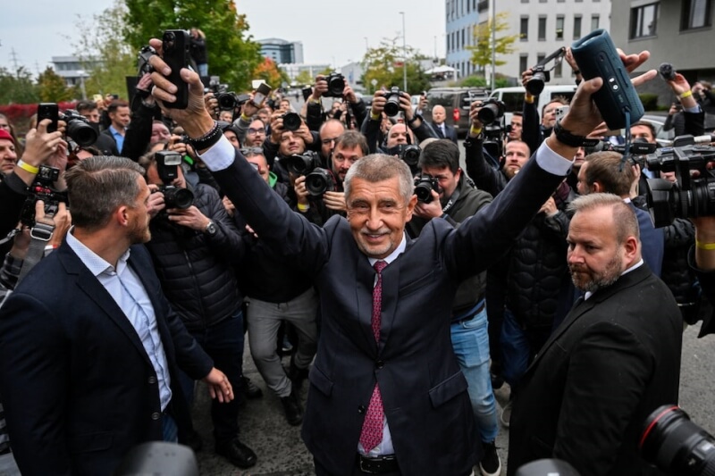 捷克前總理巴比斯（中）領導的「不滿公民行動黨」在4日國會選舉成為最大黨。（路透社）