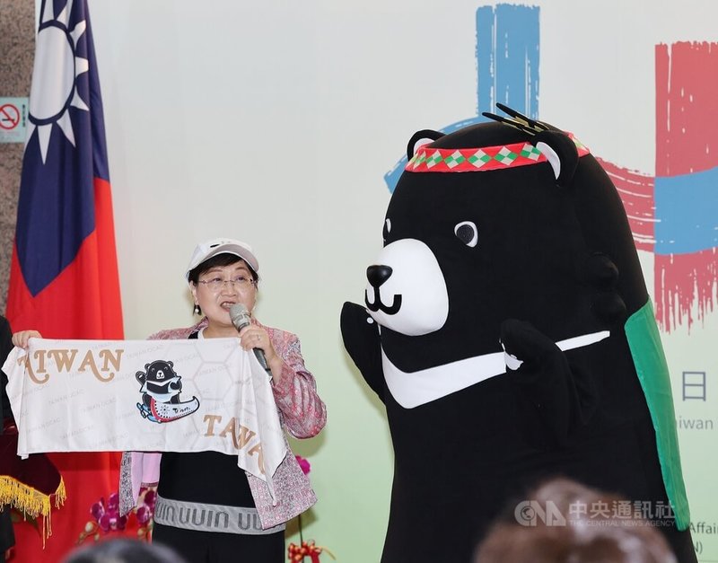 僑委會邀請僑胞慶祝10月10日國慶日,5日上午開始受理報到,委員長徐佳青主持114年國慶紀念品新品開箱。中央社記者郭日曉攝 114年10月5日
