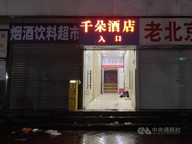 有不少工人至北京南六環附近的馬駒橋尋找工作。圖為清晨3時許,北京南六環附近的馬駒橋附近,有部分日結工在街邊休息過夜。中央社記者謝怡璇北京攝 114年10月6日